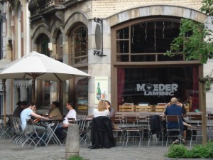 Moeder Lambic achter het gemeentehuis van Sint-Gilles. Hier wil je nooit meer weg.